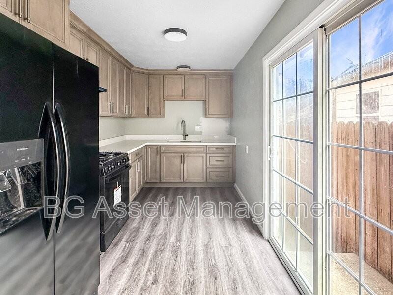 1755 Emeric Ave - Photo 7 of 21