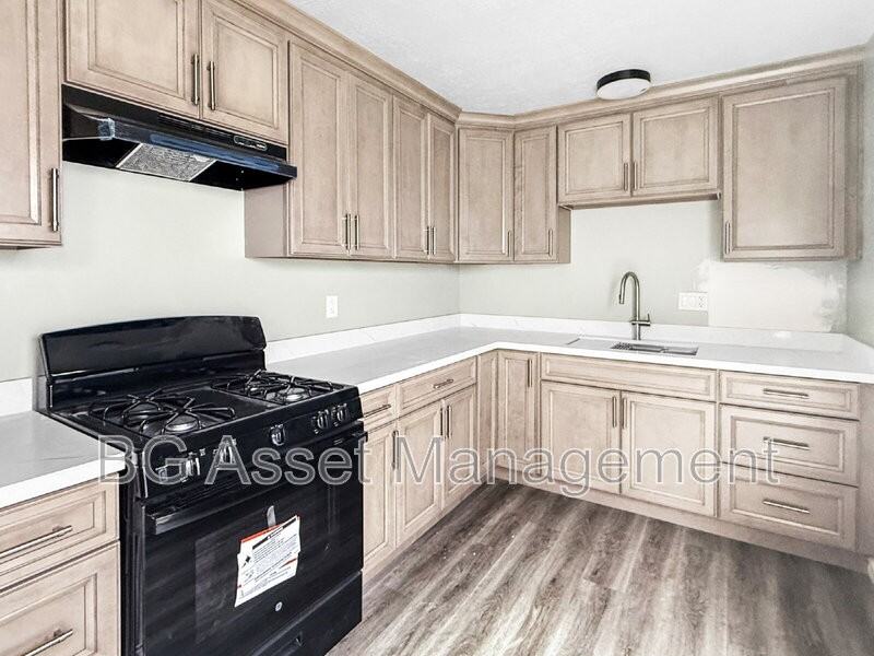 1755 Emeric Ave - Photo 6 of 21