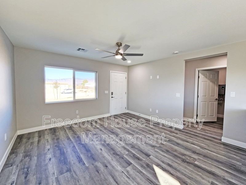 581 Valiant Ave - Photo 6 of 37