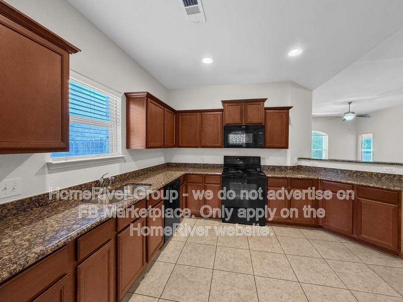 1720 Persimmon Dr - Photo 4 of 19