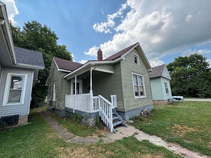 1022 Auburn St - Photo 3 of 22