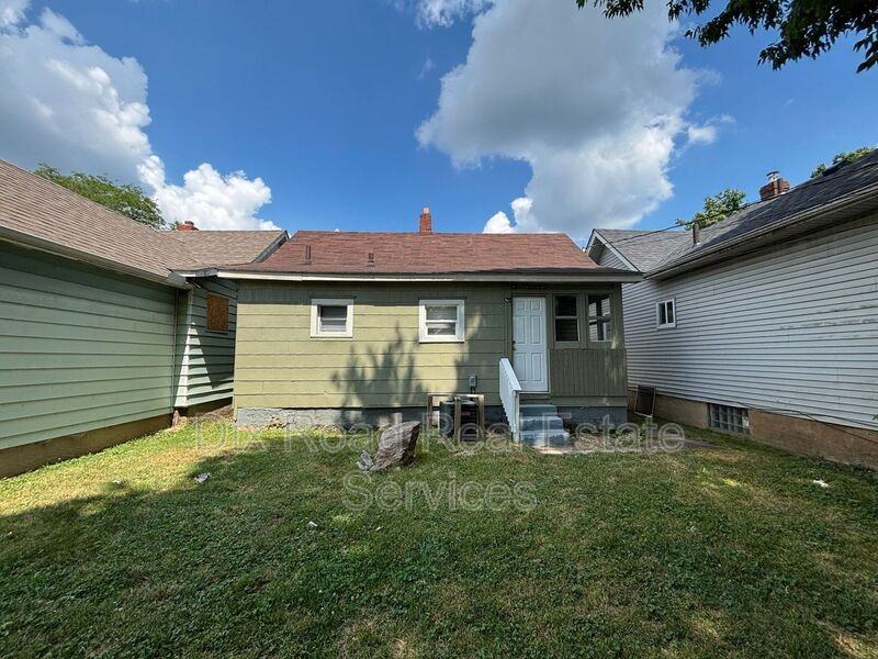 1022 Auburn St - Photo 4 of 22