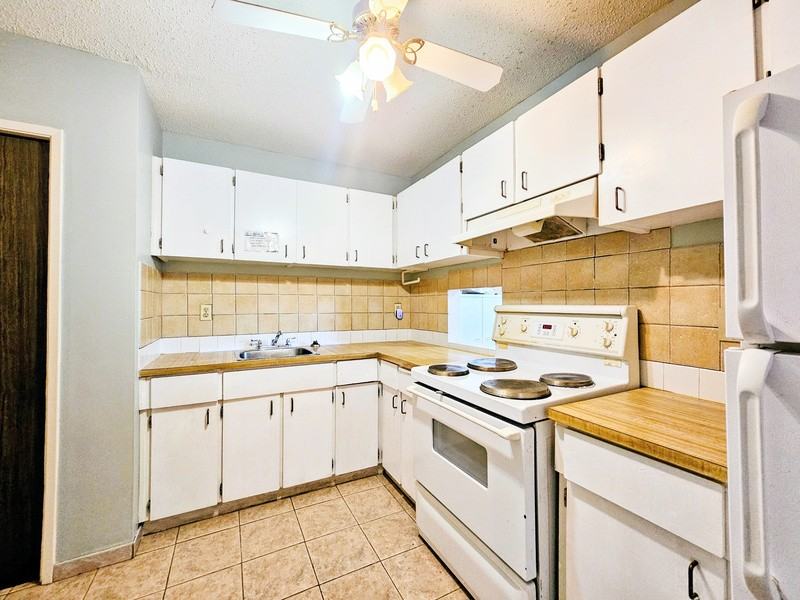 3851 76 St Nw #5 - Photo 5 of 15