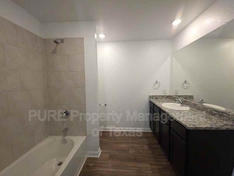 317 Riverdale Dr - Photo 7 of 17