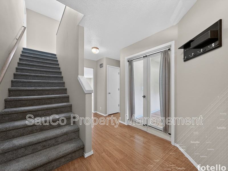 661 Nw Connell Ave - Photo 2 of 33