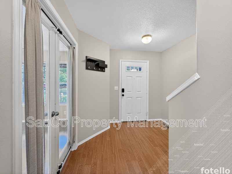 661 Nw Connell Ave - Photo 3 of 33
