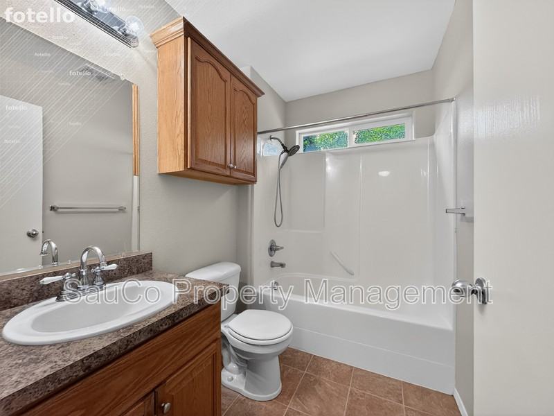661 Nw Connell Ave - Photo 6 of 33