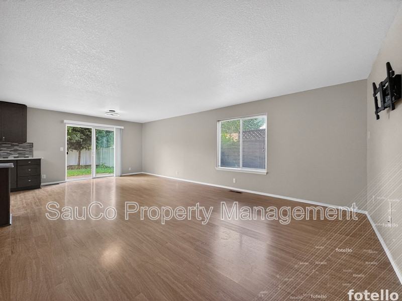 661 Nw Connell Ave - Photo 7 of 33