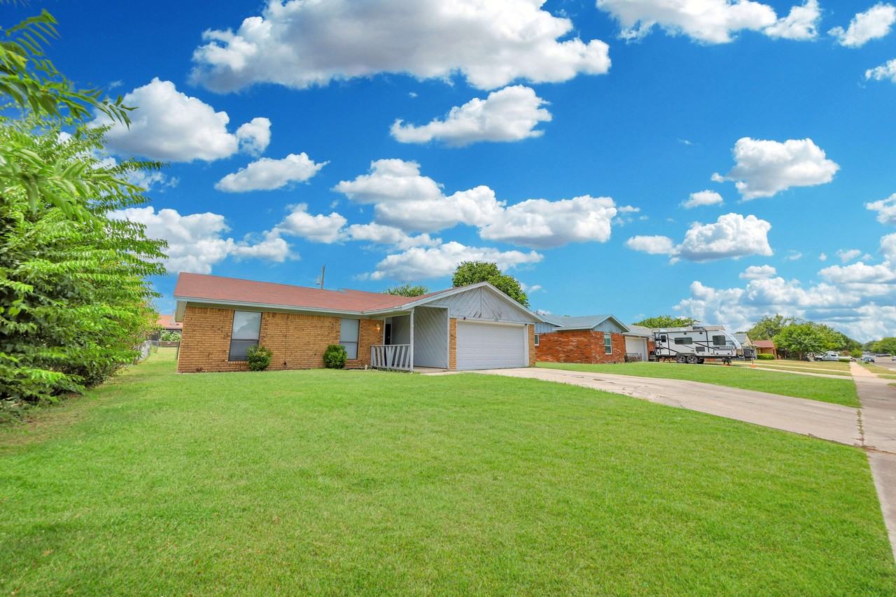1709 Moonlight Dr - Photo 2 of 19