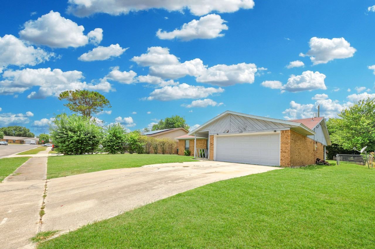 1709 Moonlight Dr - Photo 3 of 19