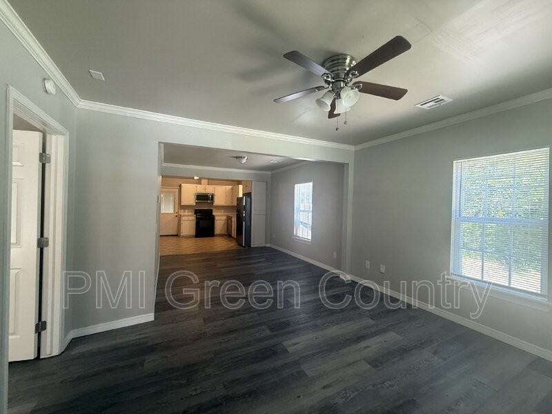 519 E Zion St - Photo 3 of 12