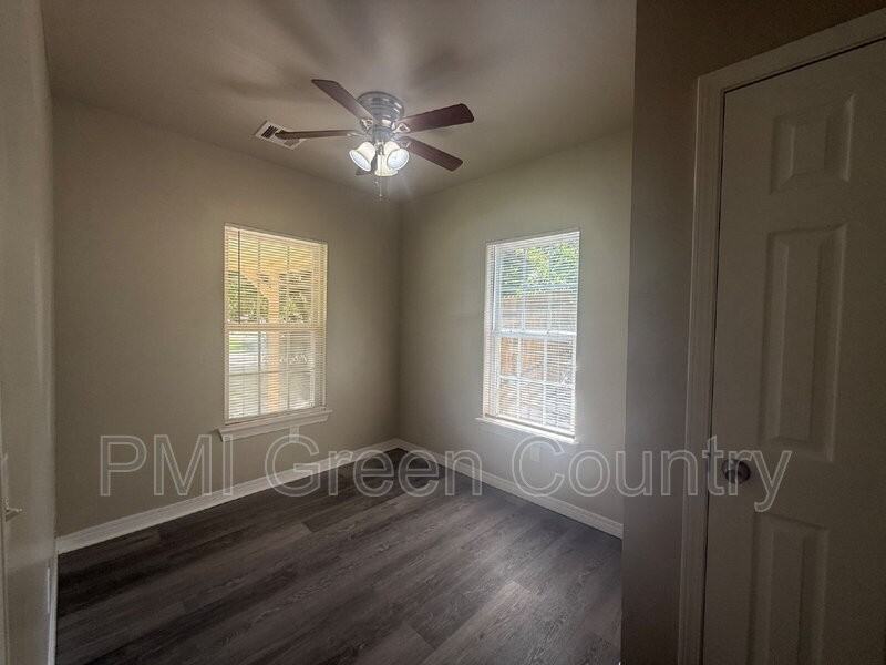 519 E Zion St - Photo 4 of 12