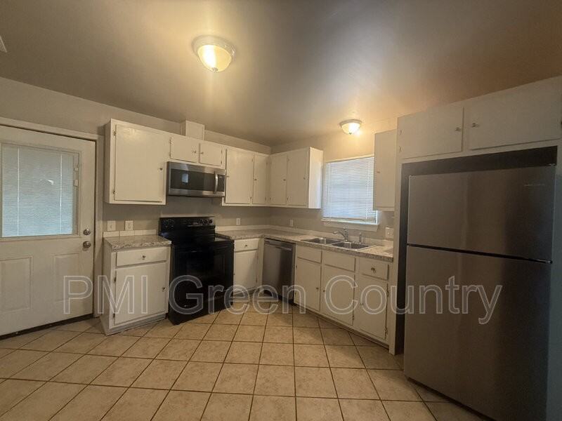 519 E Zion St - Photo 5 of 12
