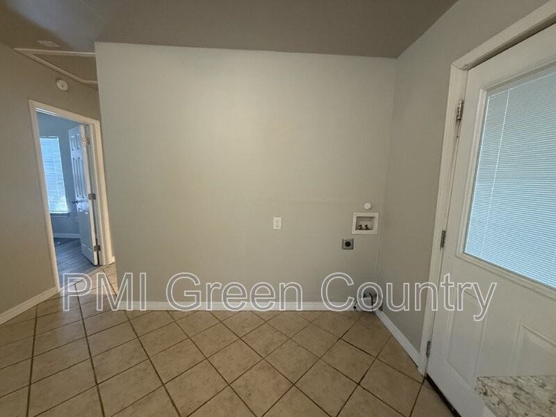 519 E Zion St - Photo 6 of 12