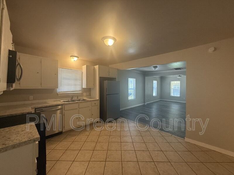 519 E Zion St - Photo 7 of 12