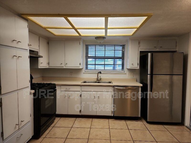 3000 Lakeside Dr - Photo 5 of 18
