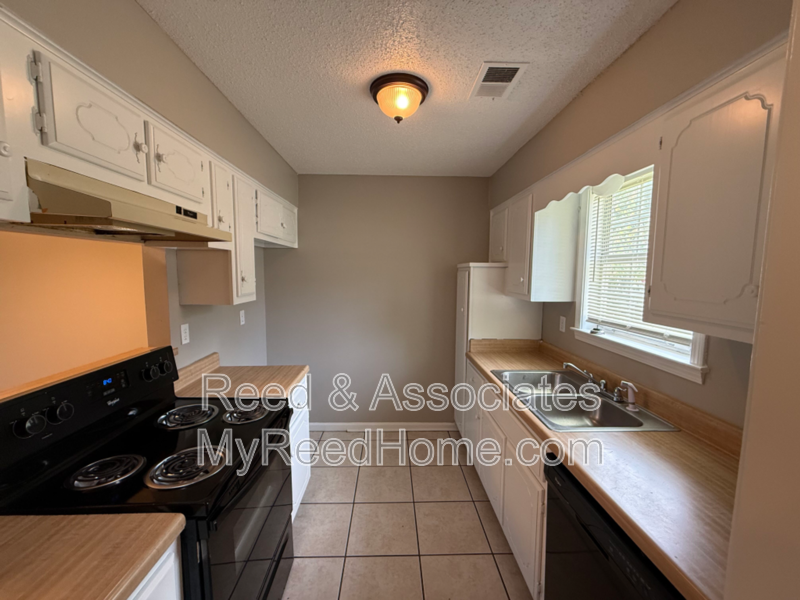 6913 Hillindale Dr - Photo 3 of 13