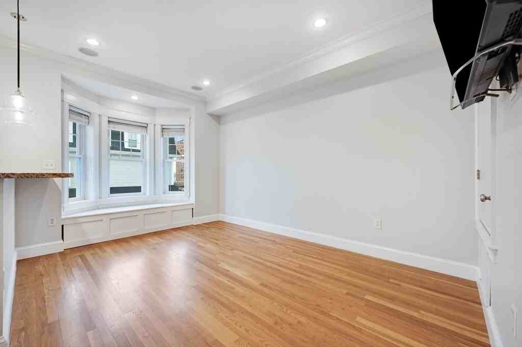 504 E 8th St - Photo 3 of 13