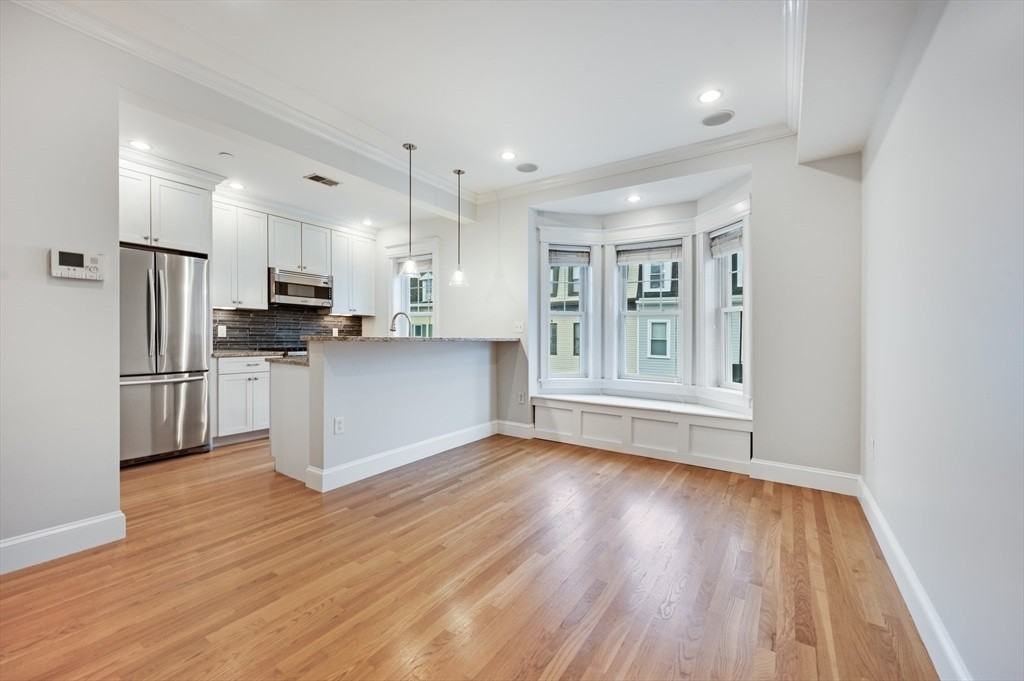 504 E 8th St - Photo 4 of 13