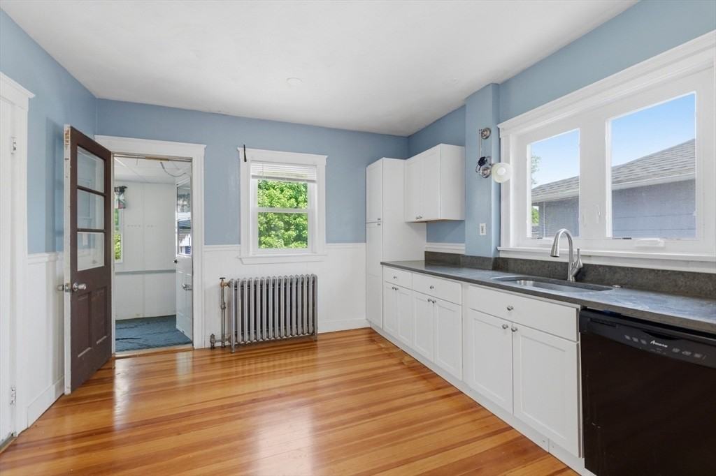 25 Bainbridge St - Photo 2 of 19