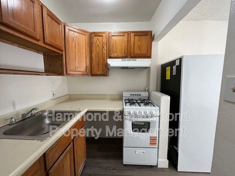 911 Ventura Ave #3 - Photo 6 of 9