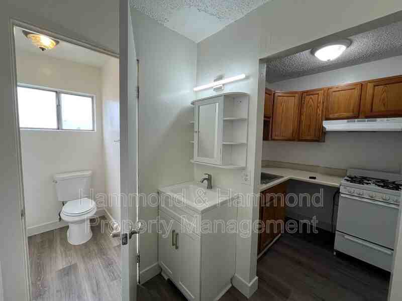 911 Ventura Ave #3 - Photo 7 of 9