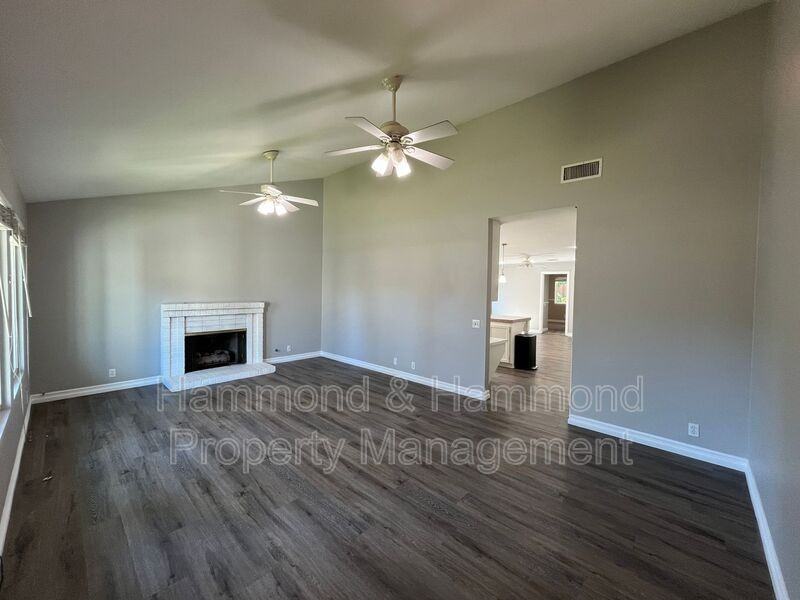 5716 Bloomfield St - Photo 4 of 28