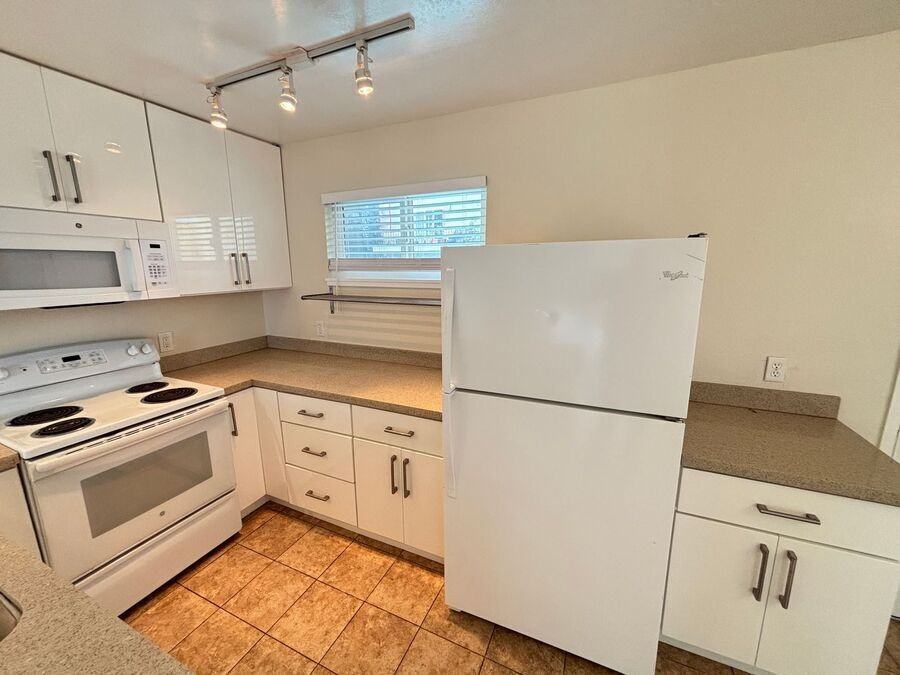 1701 Shoreline Drive - Photo 2 of 29