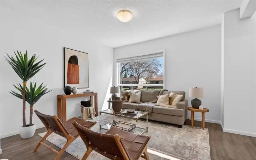 11904 45 St Nw - Photo 4 of 11
