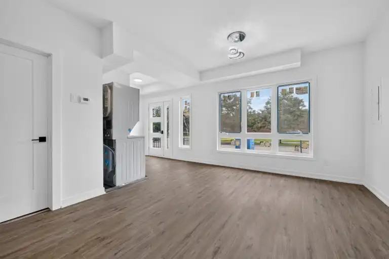 944 Woodroffe Ave - Photo 7 of 30