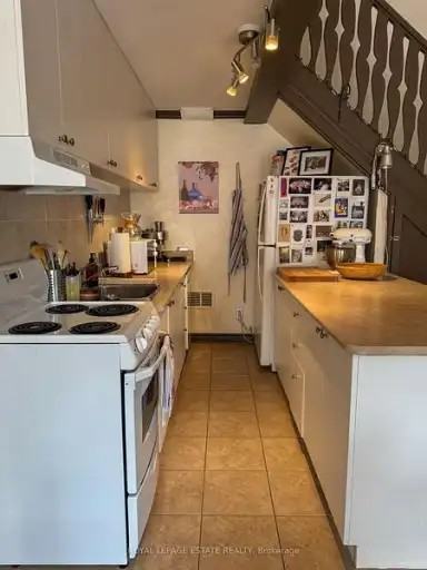 325 Queen St E #2D - Photo 2 of 10