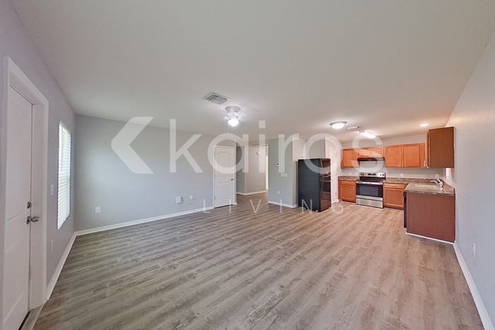 305 Ne 23rd Ter - Photo 4 of 21
