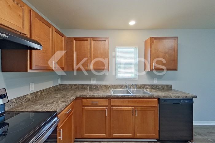 305 Ne 23rd Ter - Photo 7 of 21