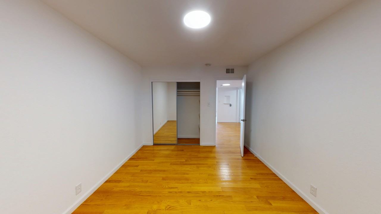 1040 Ashbury Street - Photo 4 of 23