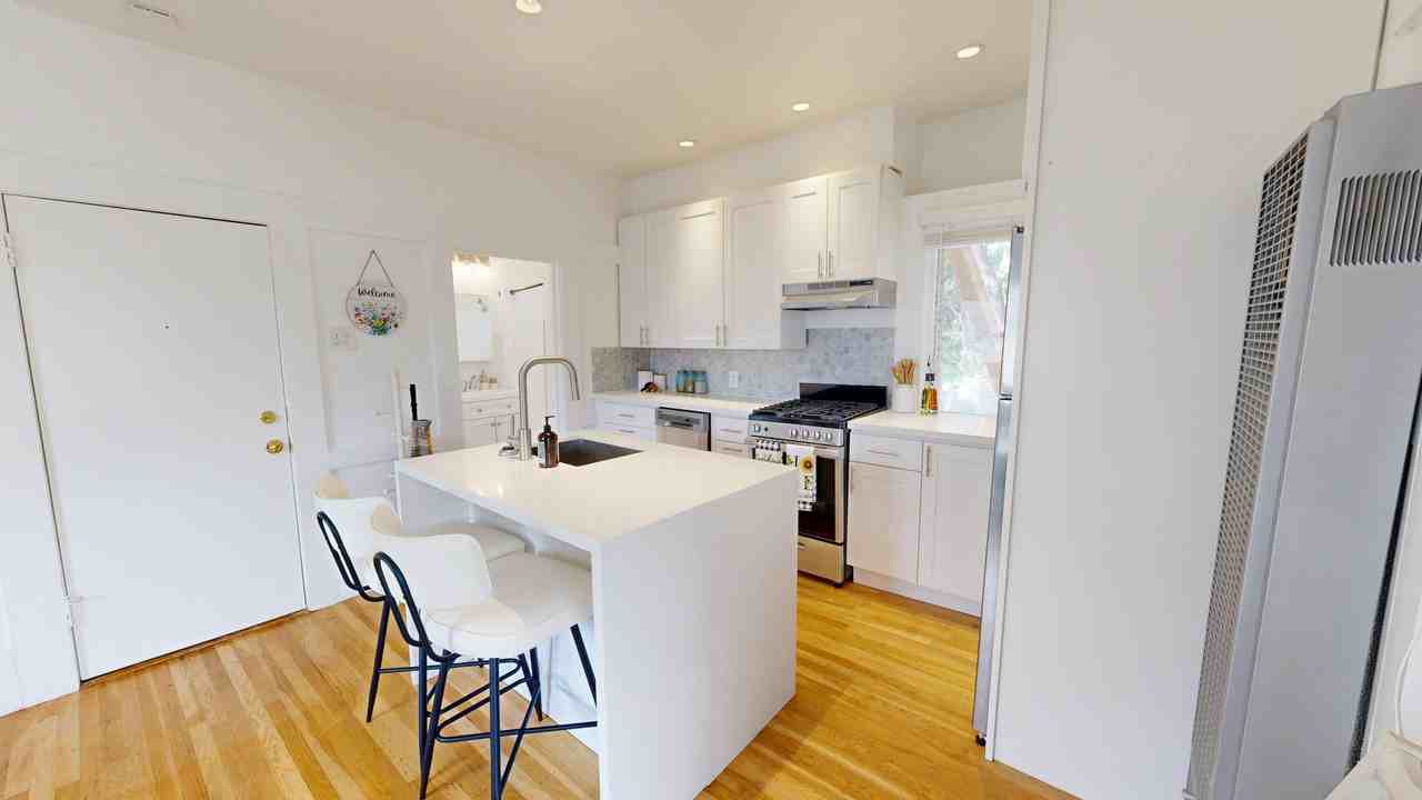 1077 Ashbury Street - Photo 3 of 14