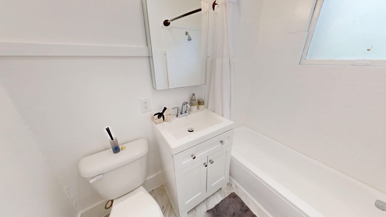 1077 Ashbury Street - Photo 4 of 14