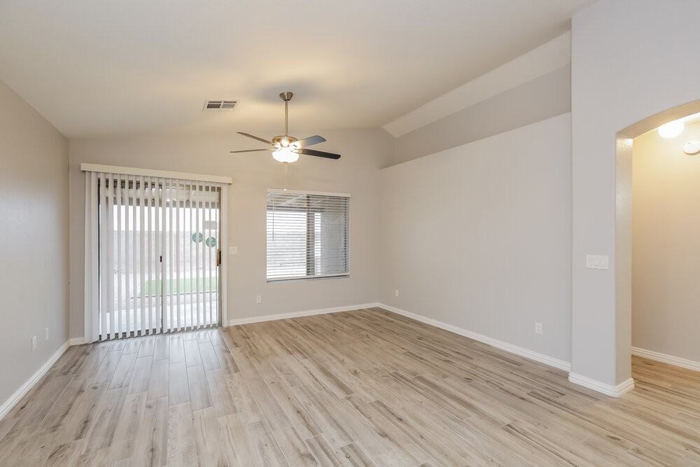 953 E Greenlee Ave - Photo 4 of 16