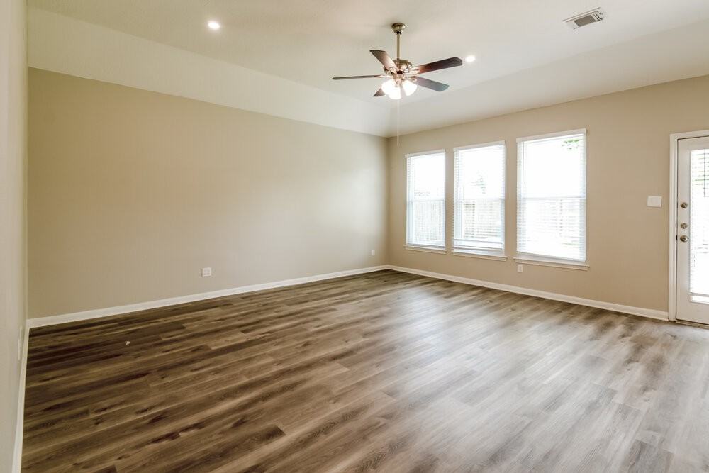 403 Cedar Lake Dr - Photo 4 of 16