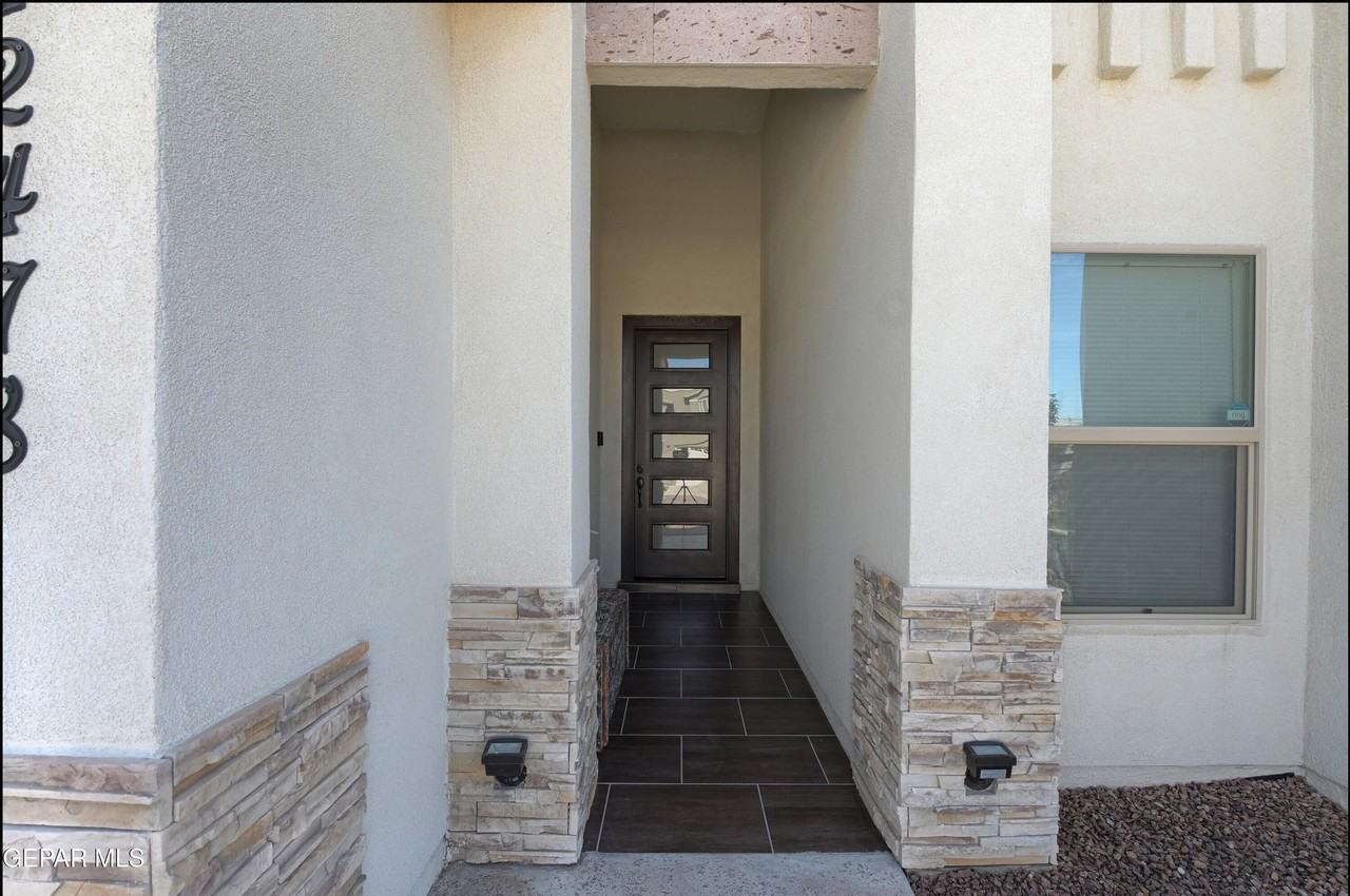 12478 Lanchester Dr - Photo 2 of 24