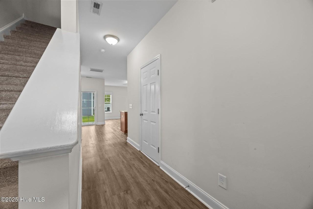 211 N Stingray Ln - Photo 2 of 24