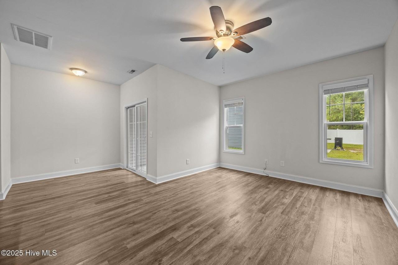 211 N Stingray Ln - Photo 3 of 24