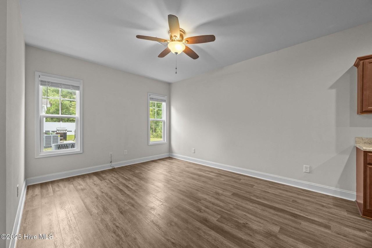211 N Stingray Ln - Photo 4 of 24
