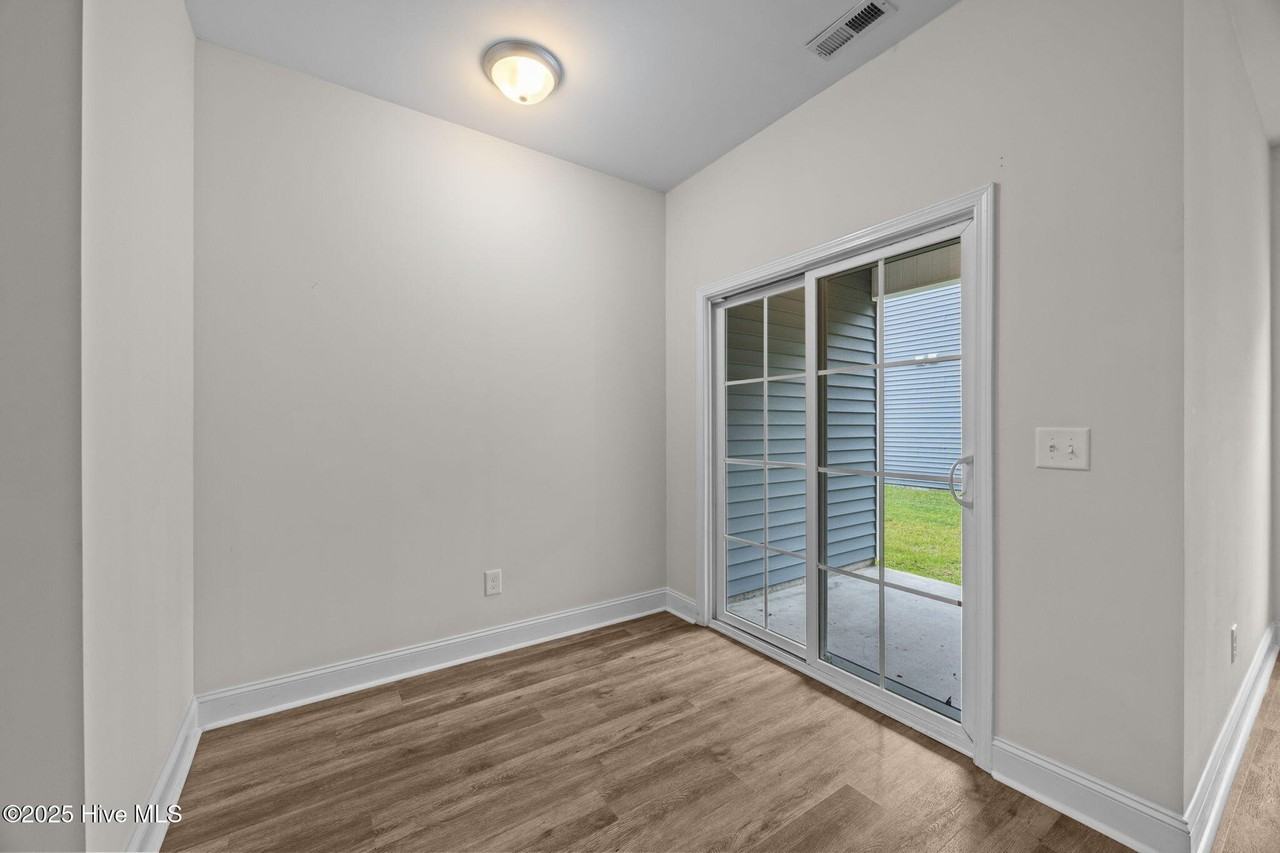 211 N Stingray Ln - Photo 5 of 24