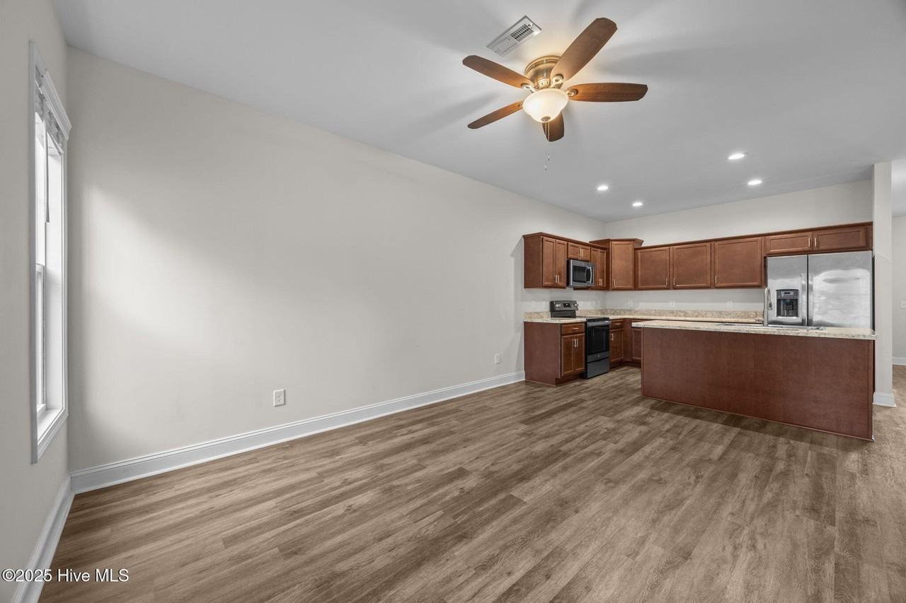 211 N Stingray Ln - Photo 6 of 24