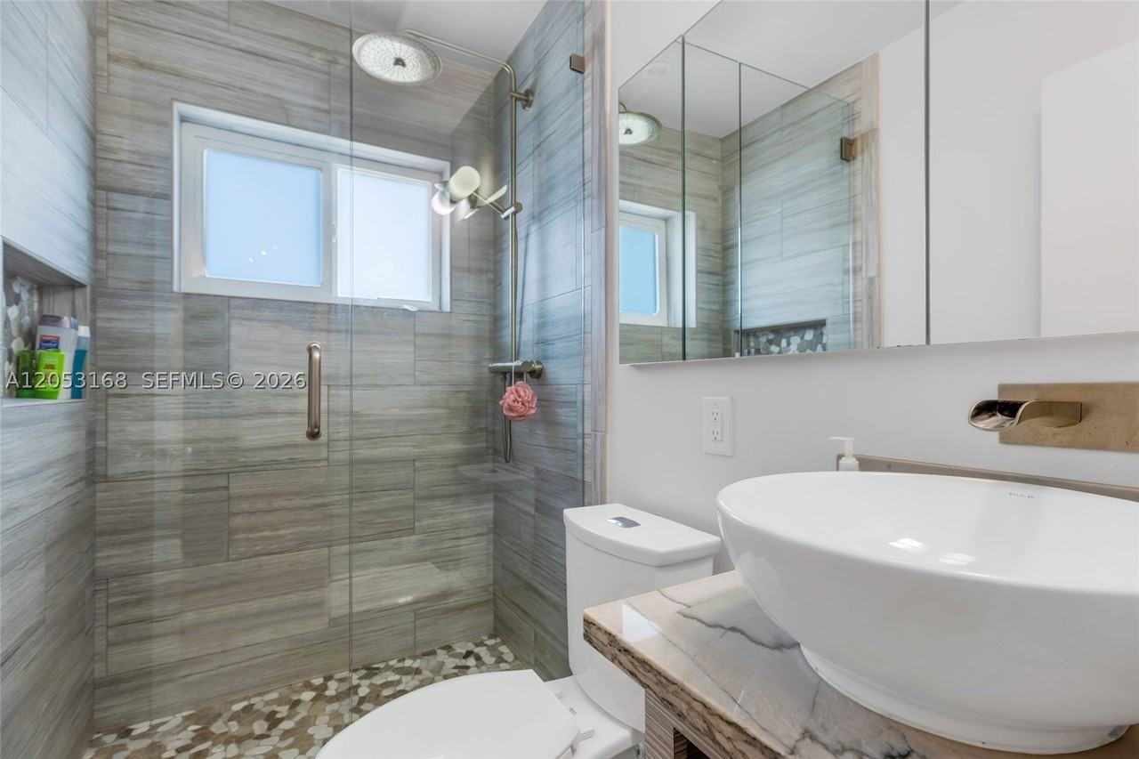 821 84th St - Photo 6 of 20