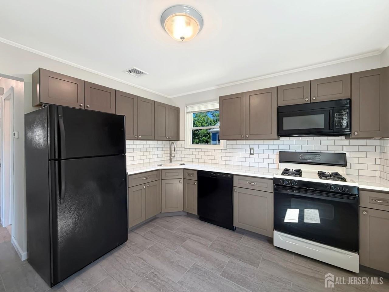 19 Van Buren Ave - Photo 3 of 17