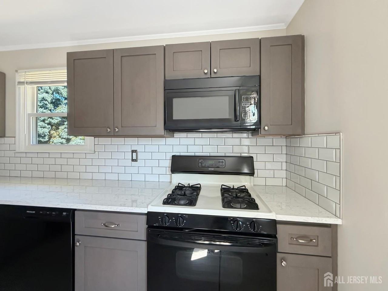 19 Van Buren Ave - Photo 4 of 17