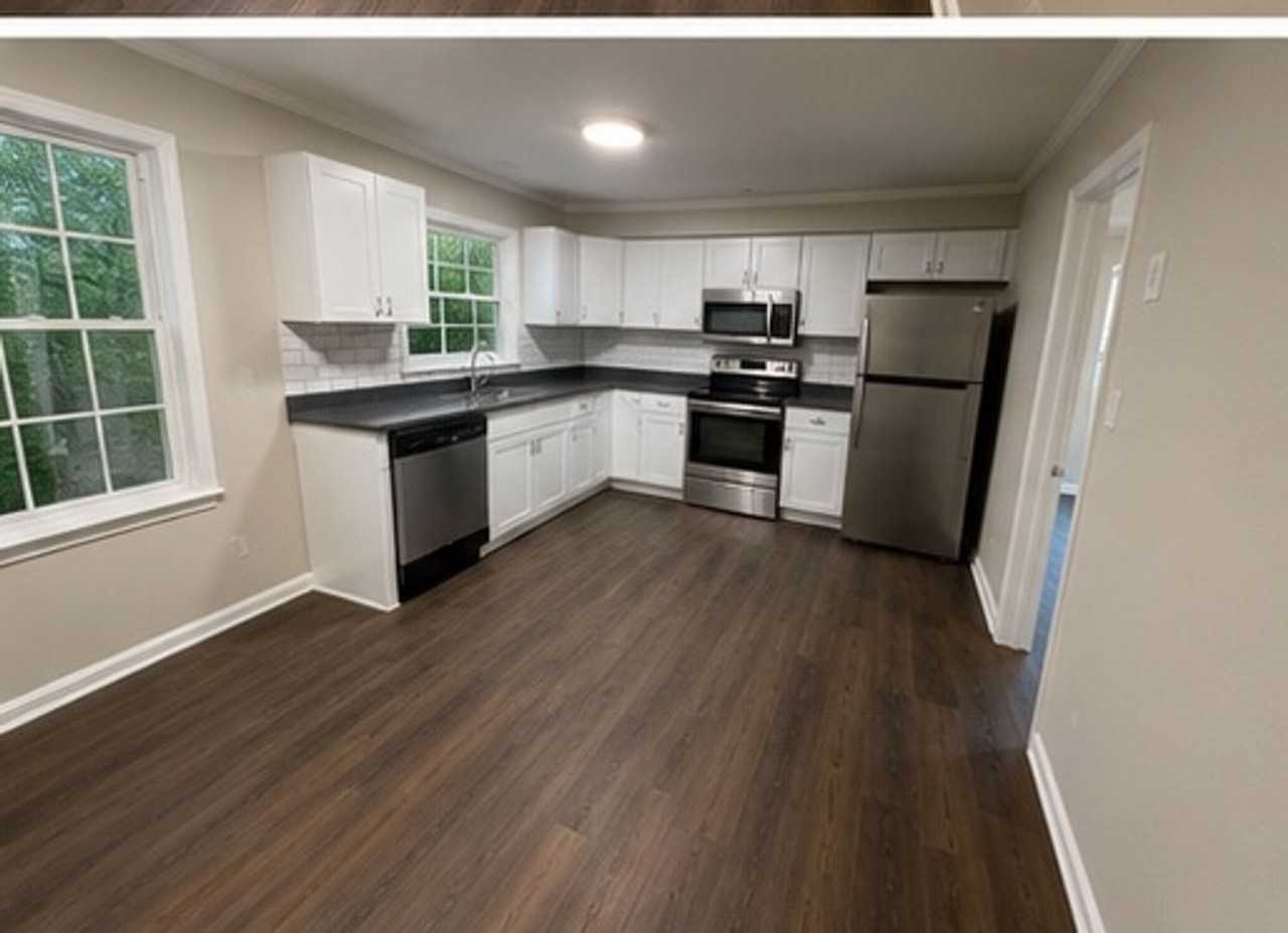 805 E Queen St - Photo 3 of 11
