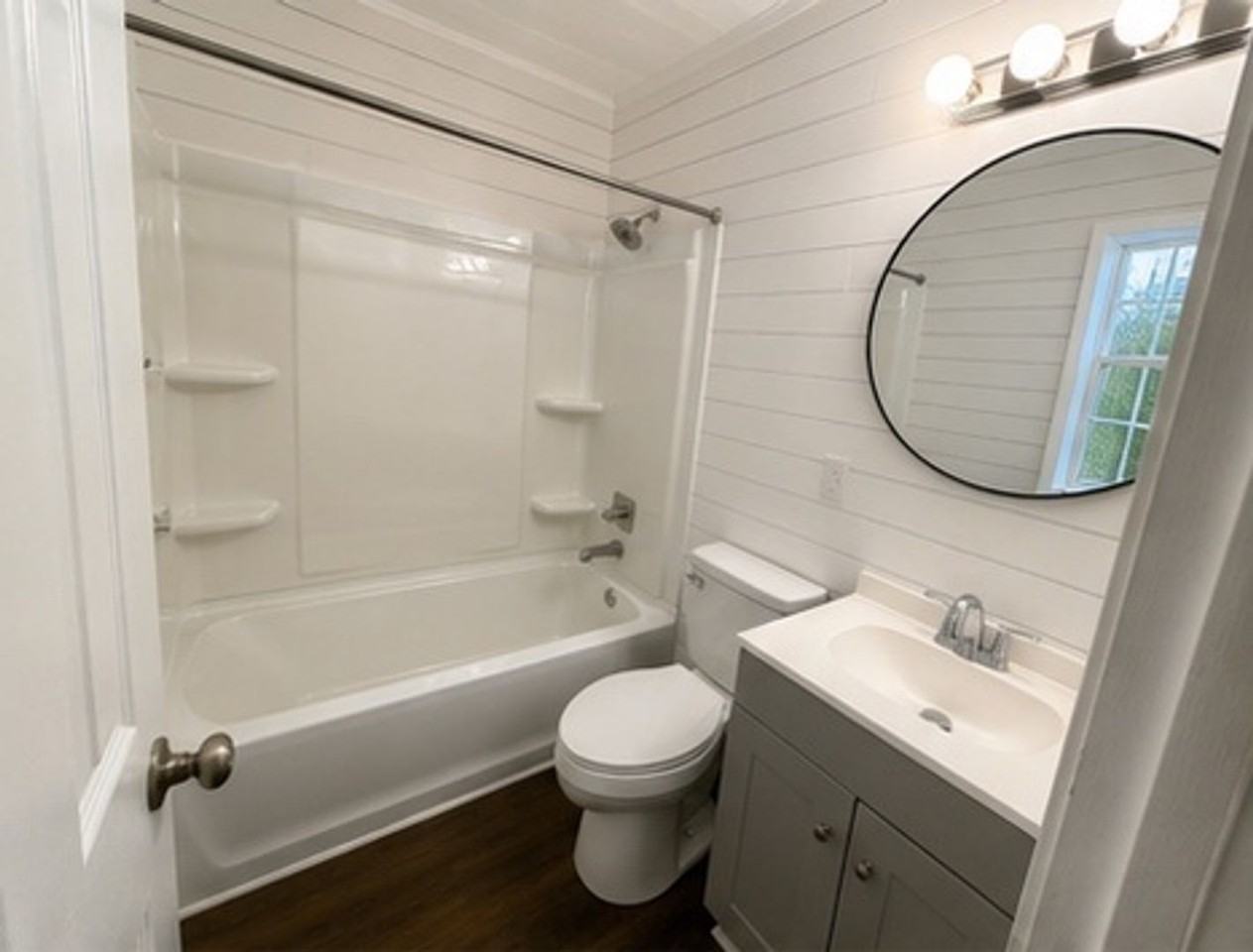 805 E Queen St - Photo 5 of 11
