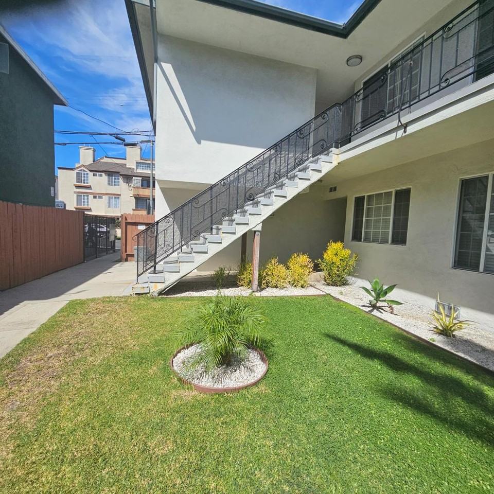 3431 Club Drive Los Angeles CA 90064 - Photo 3 of 3